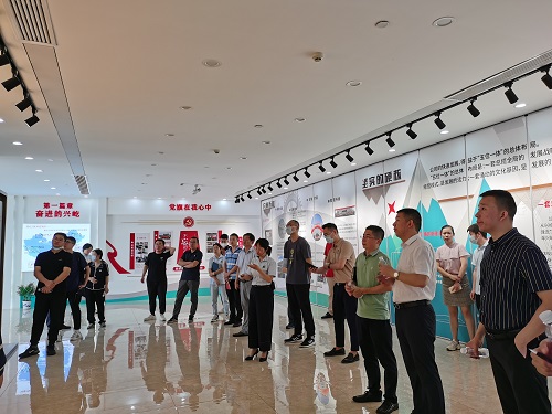 參觀展廳.jpg 參觀展廳.jpg